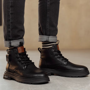 Bota Sentinel Masculina Antiderrapante de Cano Médio em Couro Legítimo e Lã Natural + 4 Cuecas, Relógio e Cinto GRÁTIS