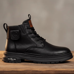 Bota Sentinel Masculina Antiderrapante de Cano Médio em Couro Legítimo e Lã Natural + 4 Cuecas, Relógio e Cinto GRÁTIS